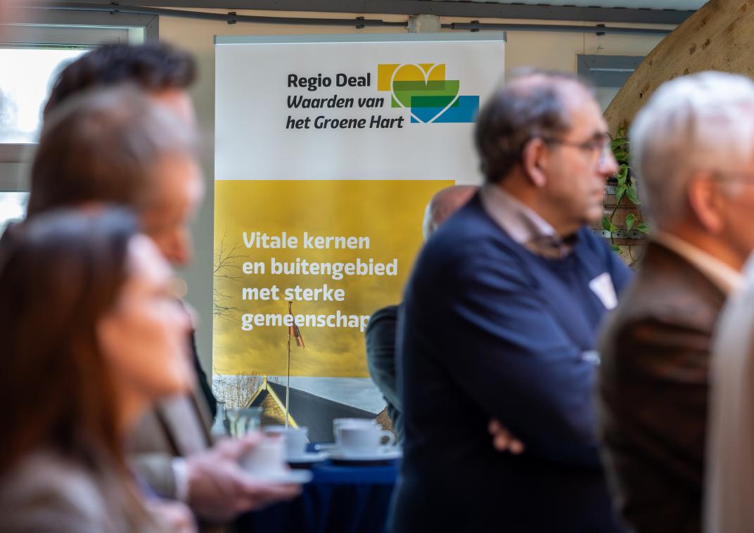 mensen in gesprek met een banner op de achtergrond