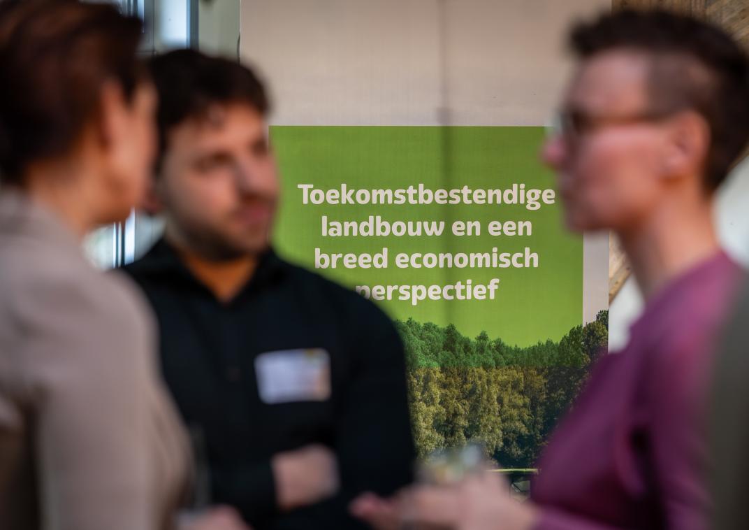 banner-landbouw-met-gesprekken-op-de-voorgrond