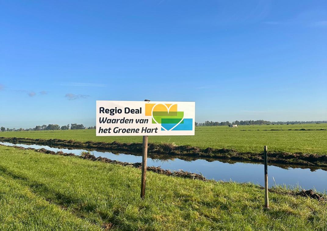 Het Regio Deal logo als bord in een weiland