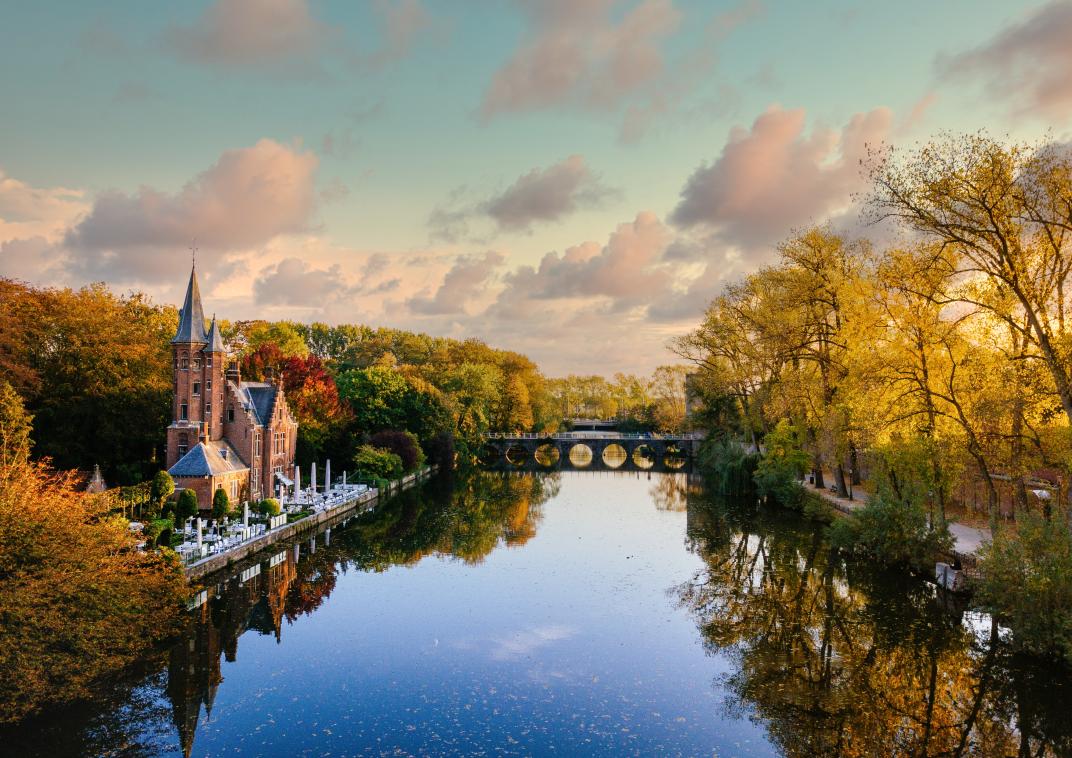 Uitzicht op het meer vanaf Kasteel Minnewater bij zonsondergang