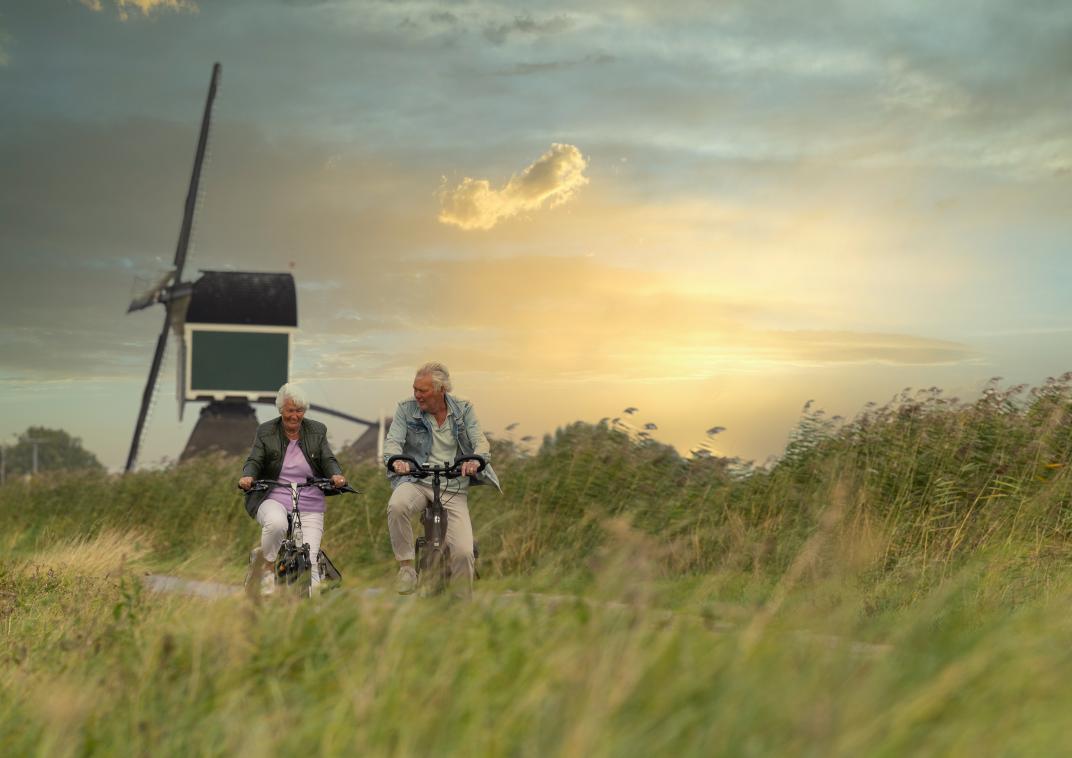 kinderdijk met twee fietsers