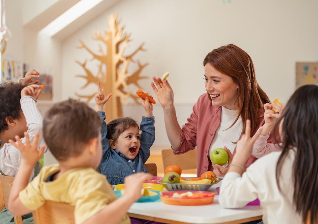 Kleuterjuf met kinderen bij de kinderopvang