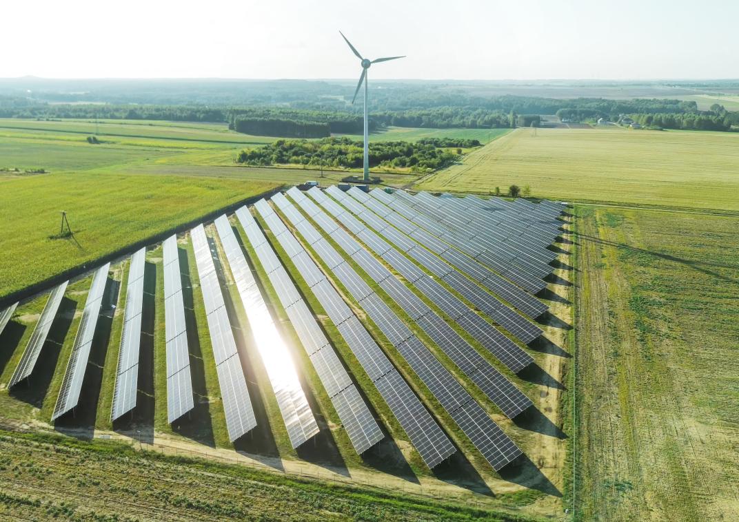 Landschap met zonnepanelen en een windmolen