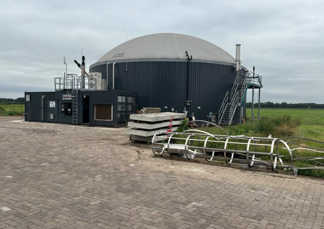Grote silo bij boerderij voor mestvergisting