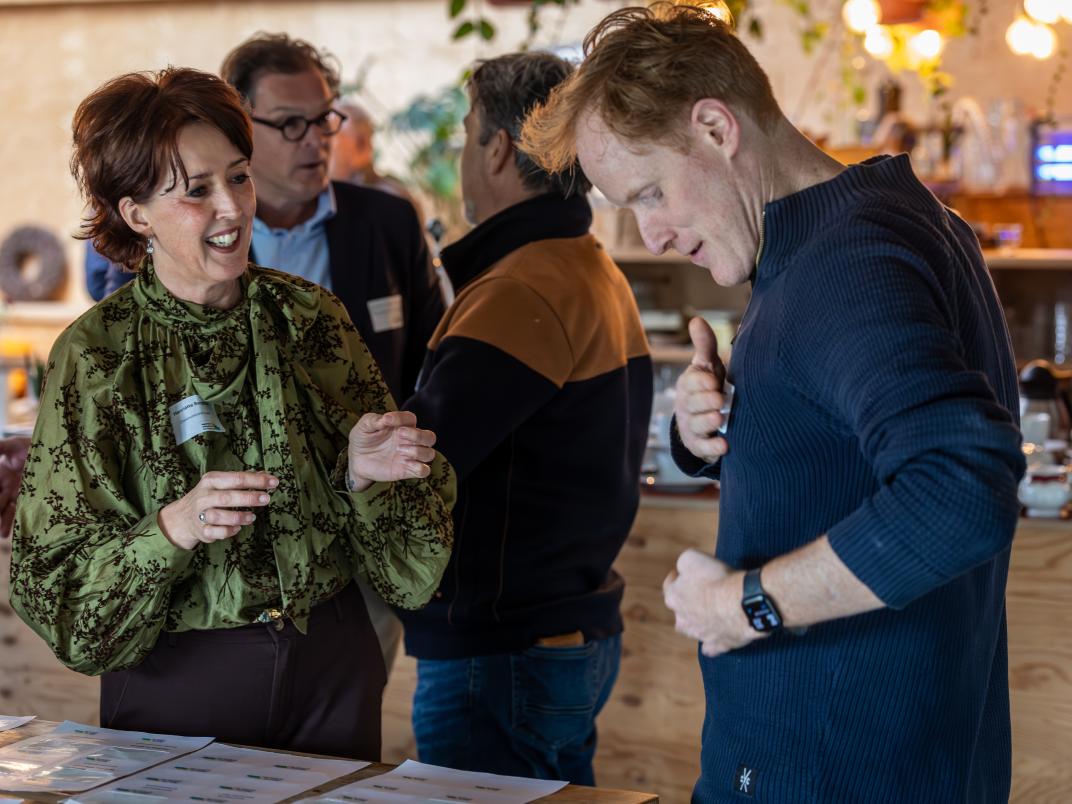 naamkaartjes worden opgeplakt tijdens binnenkomst