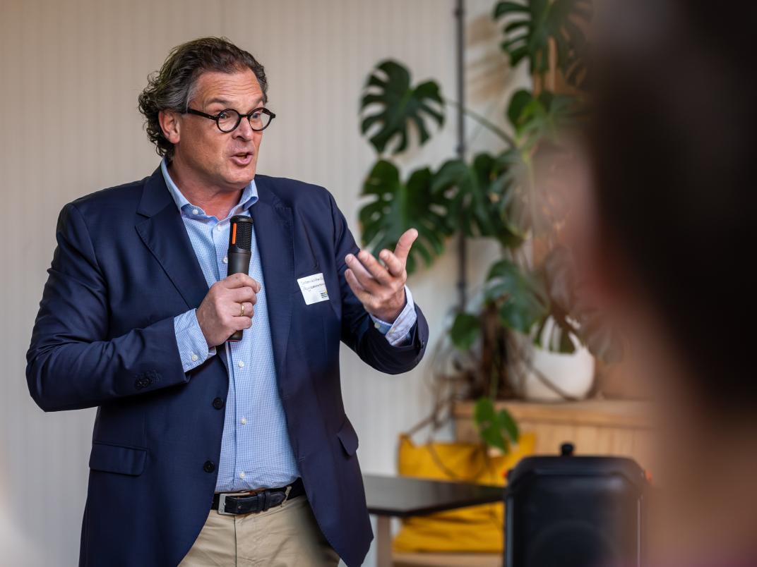 Programmamanager aan het woord tijdens een presentatie