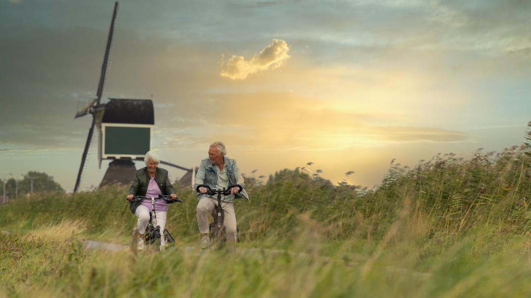 kinderdijk met twee fietsers