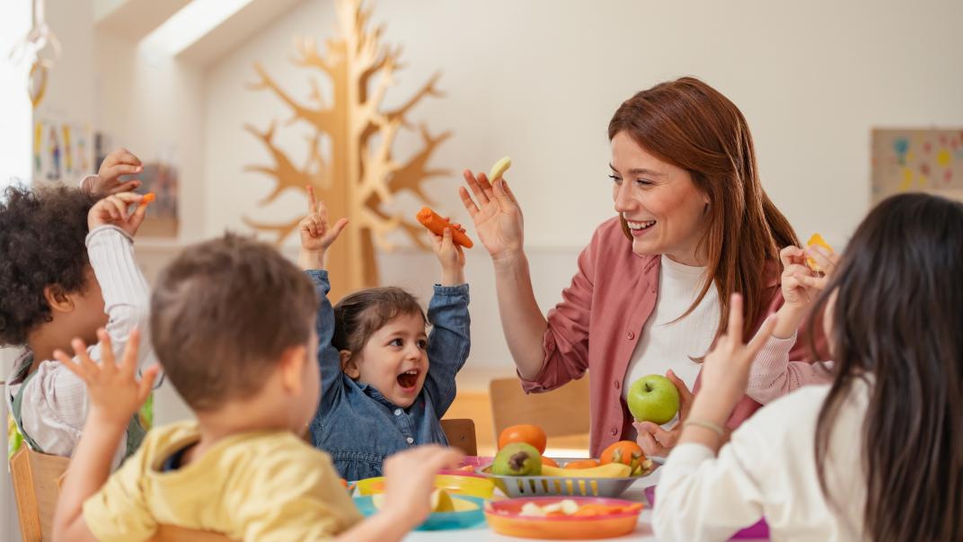Kleuterjuf met kinderen bij de kinderopvang